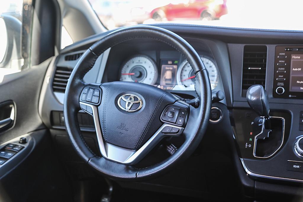 Thumbnail: 2019 Toyota Sienna - 8