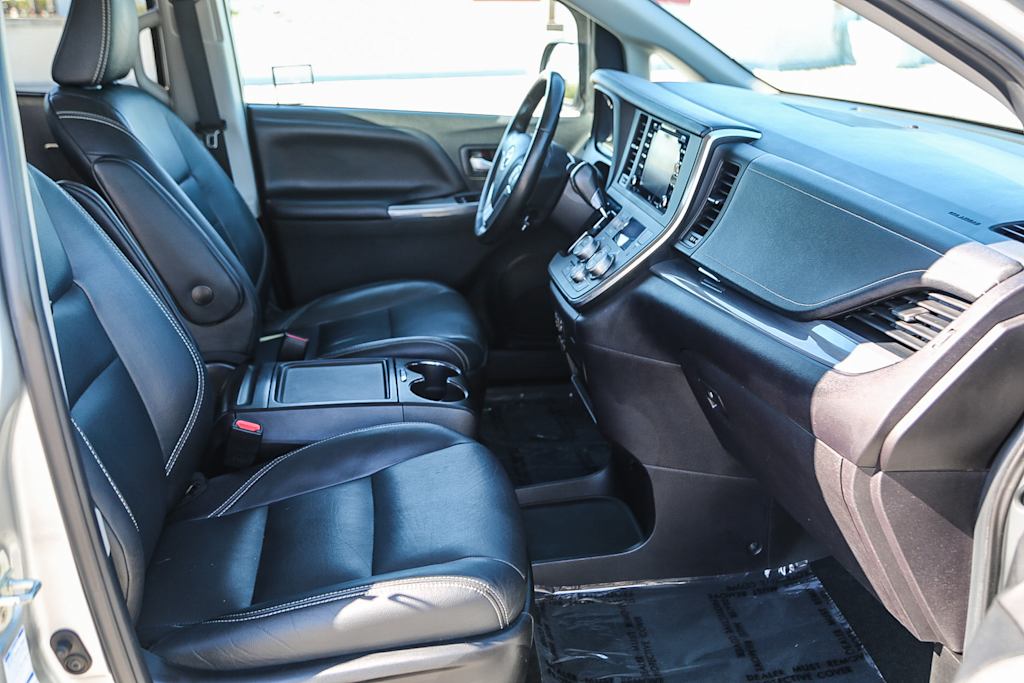 Thumbnail: 2019 Toyota Sienna - 9