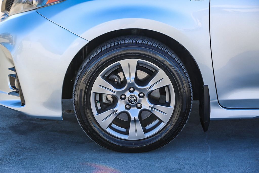 Thumbnail: 2019 Toyota Sienna - 6