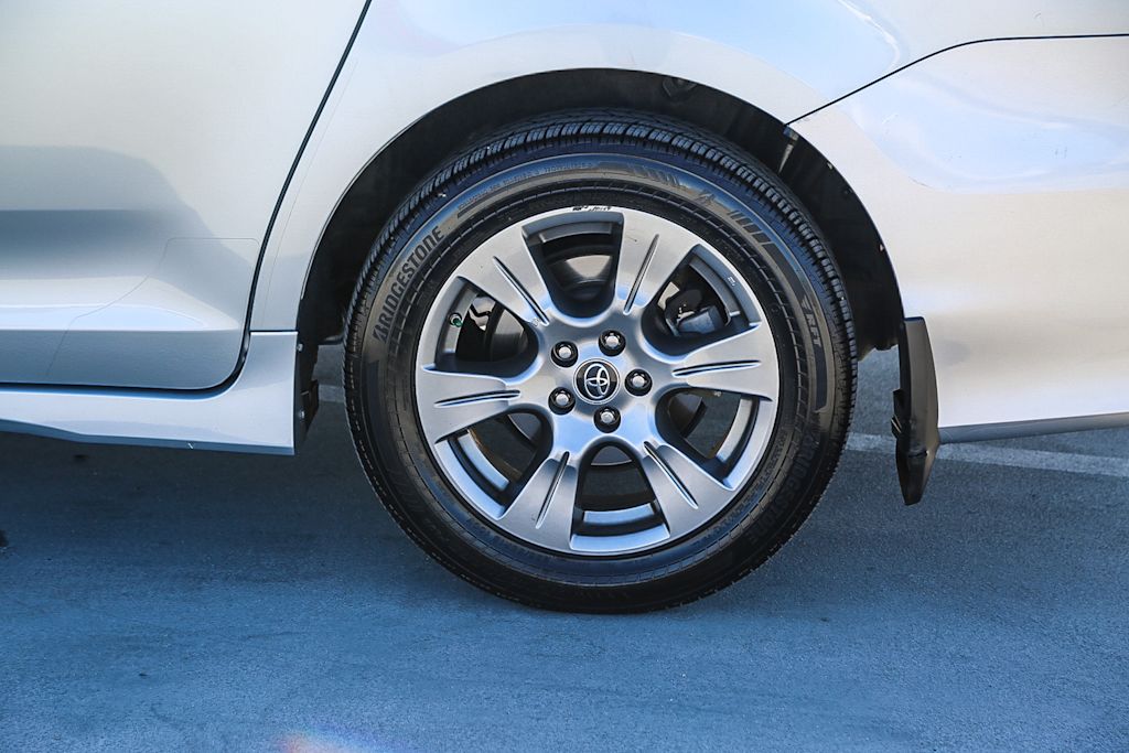 Thumbnail: 2019 Toyota Sienna - 19