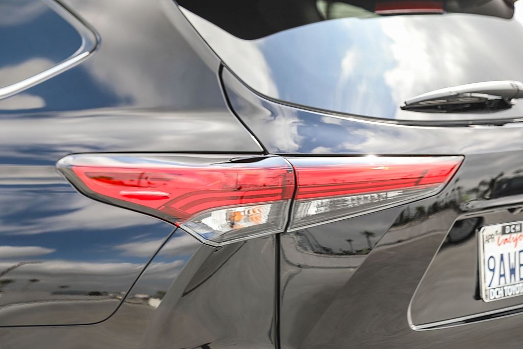 Thumbnail: 2022 Toyota Highlander - 18