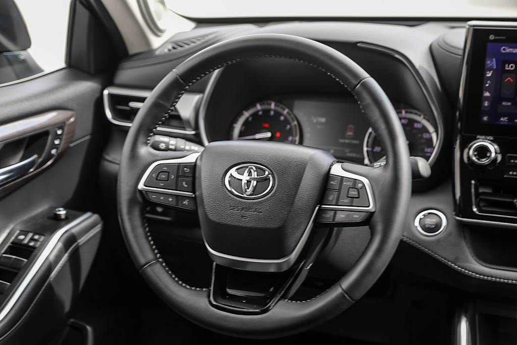 Thumbnail: 2022 Toyota Highlander - 8