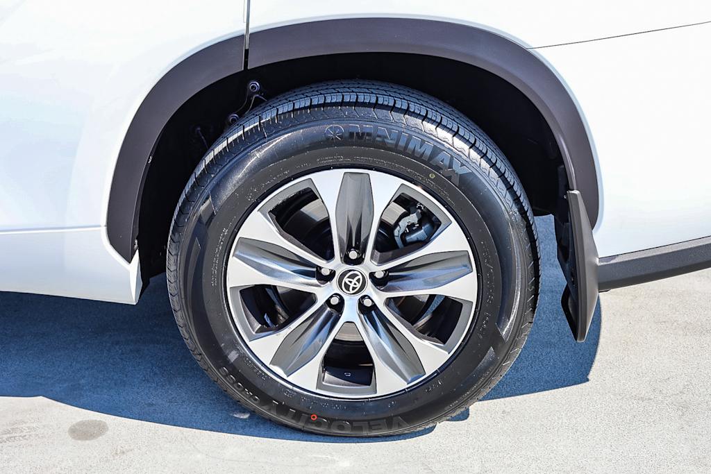Thumbnail: 2022 Toyota Highlander - 21