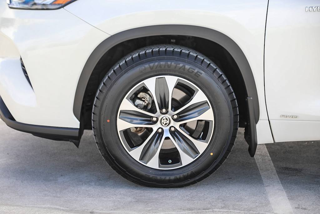Thumbnail: 2020 Toyota Highlander - 6