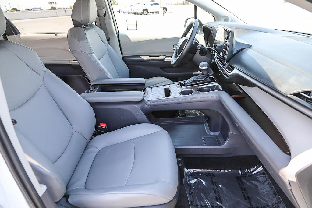 Thumbnail: 2022 Toyota Sienna - 9
