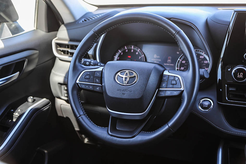 Thumbnail: 2023 Toyota Highlander - 12