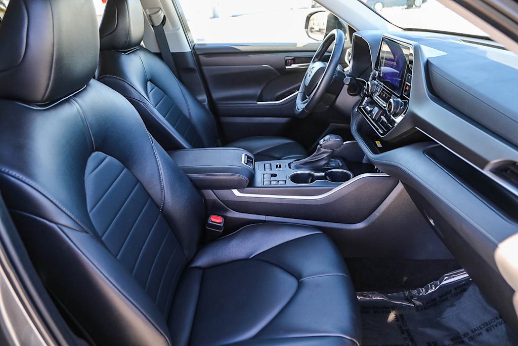 Thumbnail: 2023 Toyota Highlander - 9