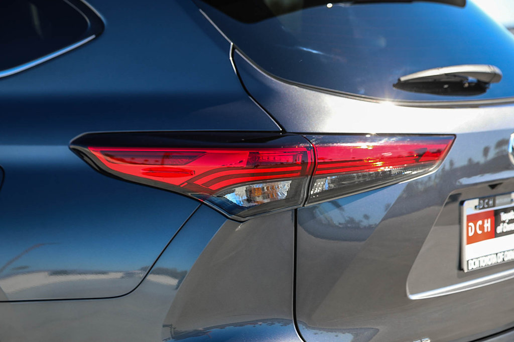 Thumbnail: 2023 Toyota Highlander - 21