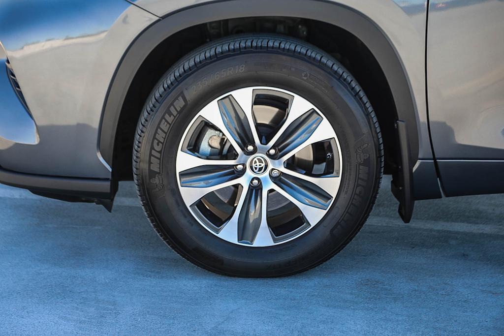 Thumbnail: 2023 Toyota Highlander - 6