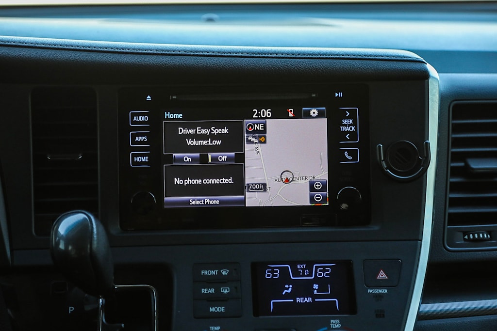 2016 Toyota Sienna SE 21