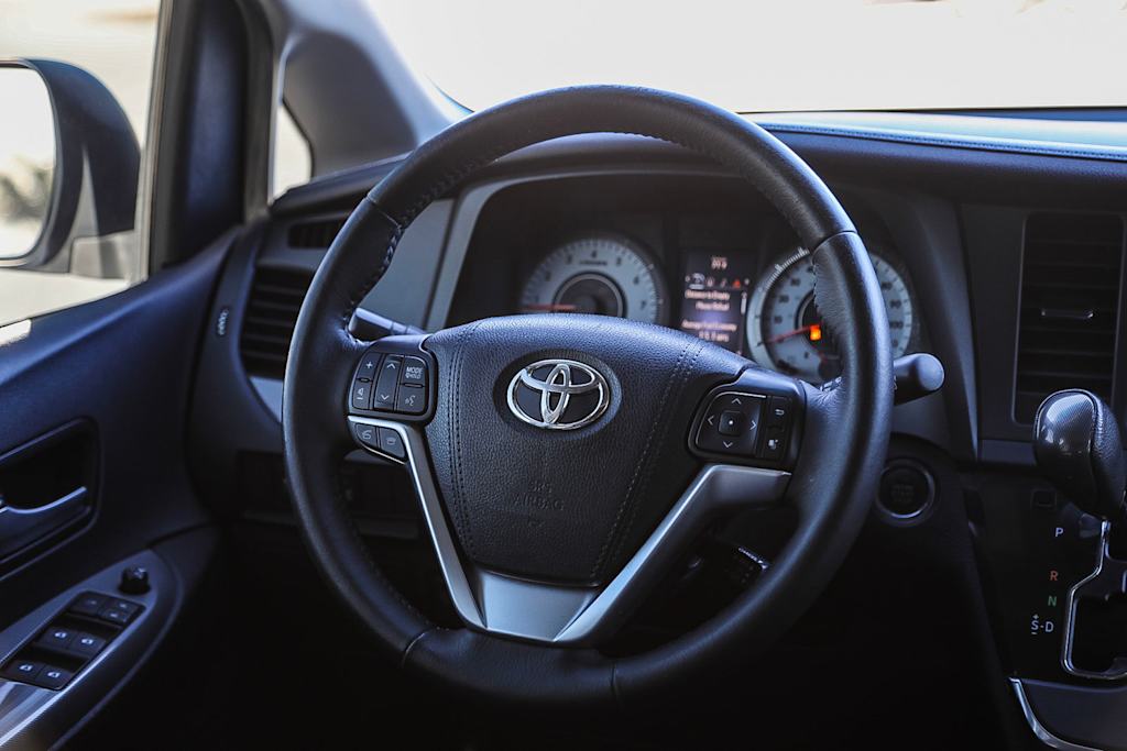 2016 Toyota Sienna SE 8