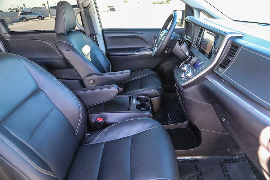 2016 Toyota Sienna SE 9