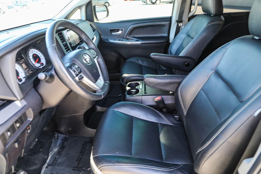 2016 Toyota Sienna SE 10