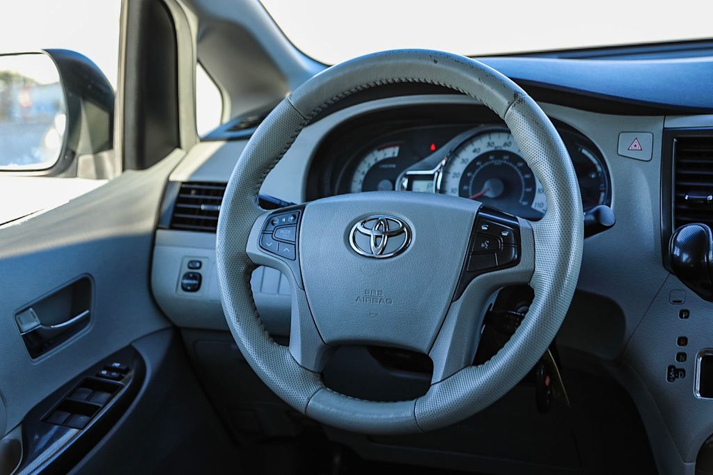 2014 Toyota Sienna SE 8