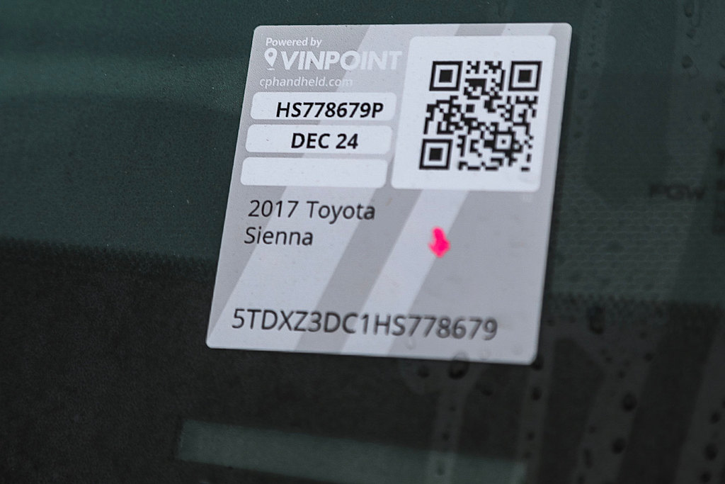 2017 Toyota Sienna SE 15