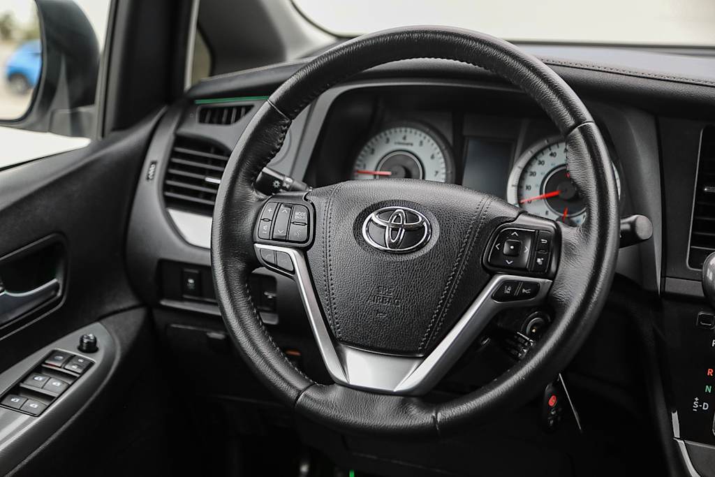 Thumbnail: 2020 Toyota Sienna - 12
