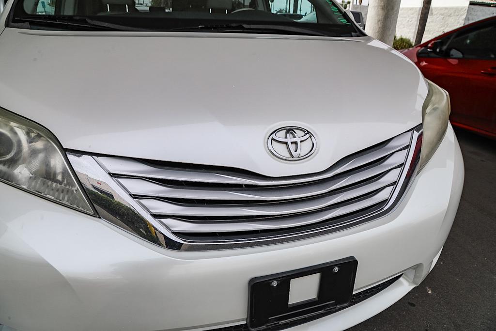 2013 Toyota Sienna Limited 17