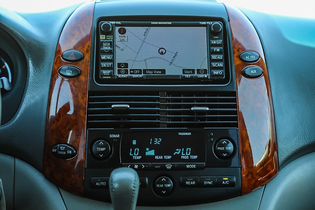 Thumbnail: 2010 Toyota Sienna - 13