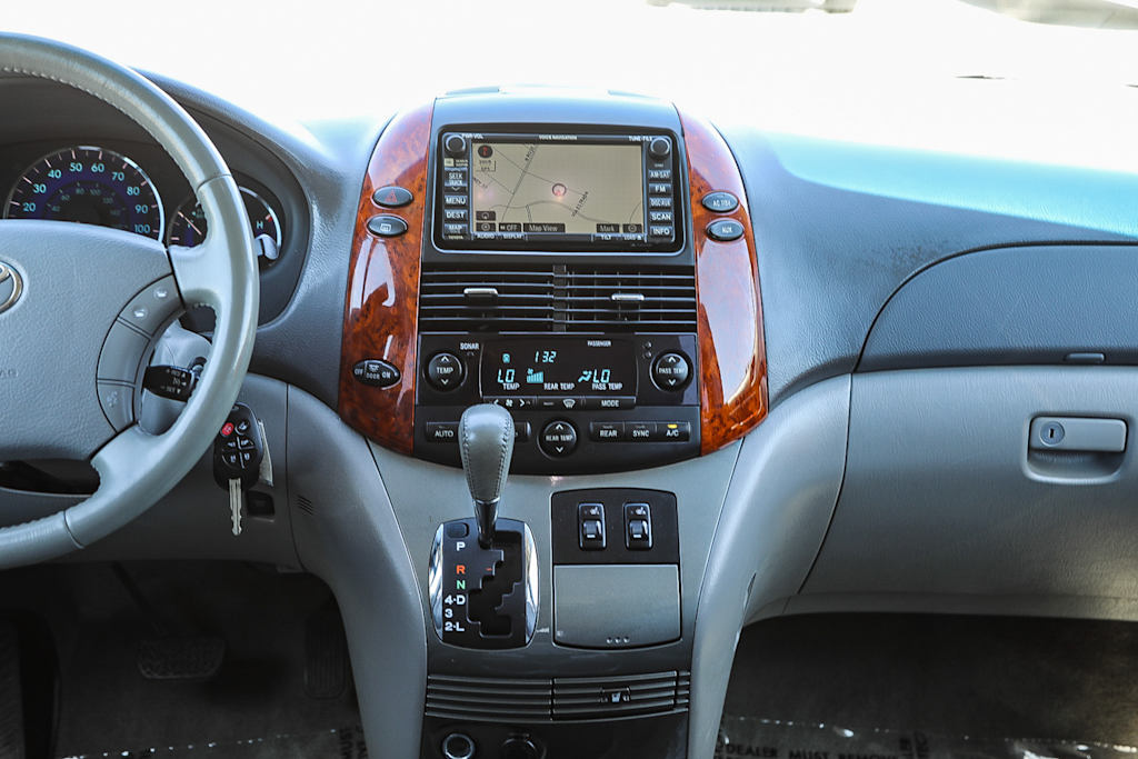 Thumbnail: 2010 Toyota Sienna - 8