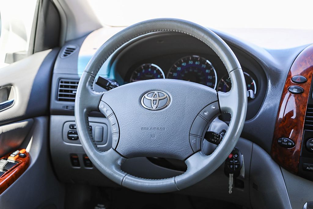 Thumbnail: 2010 Toyota Sienna - 12