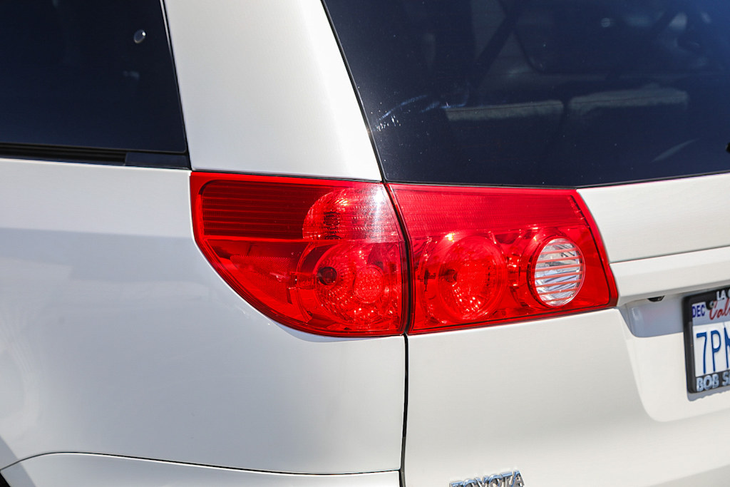 Thumbnail: 2010 Toyota Sienna - 20