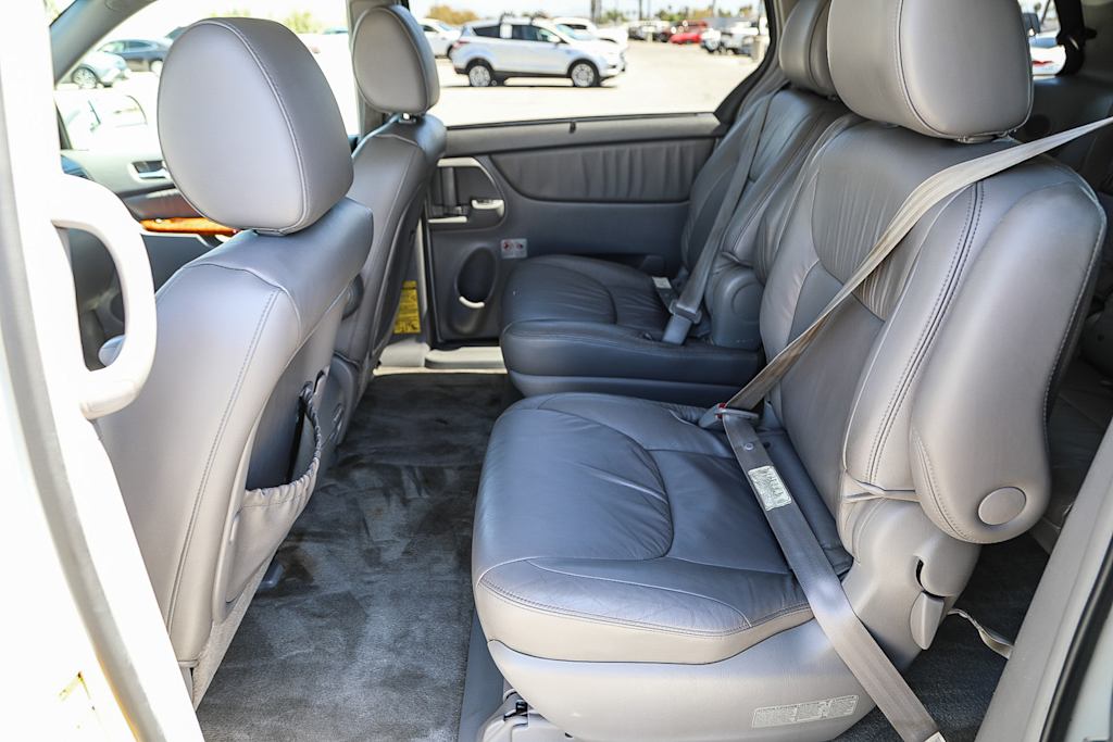 Thumbnail: 2010 Toyota Sienna - 11