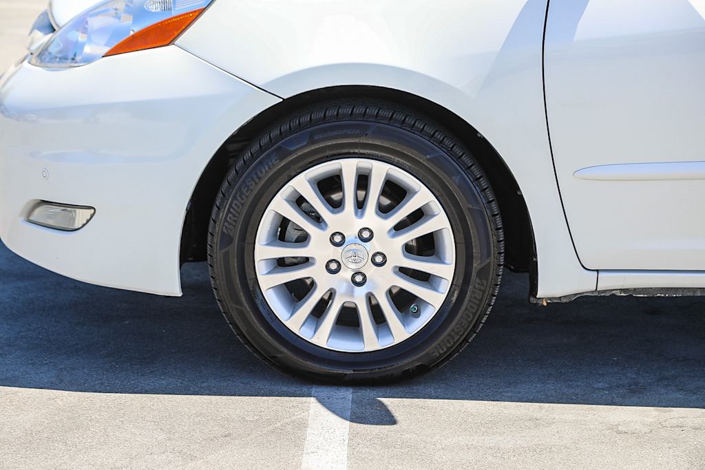Thumbnail: 2010 Toyota Sienna - 6
