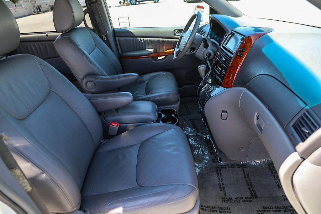 Thumbnail: 2010 Toyota Sienna - 9