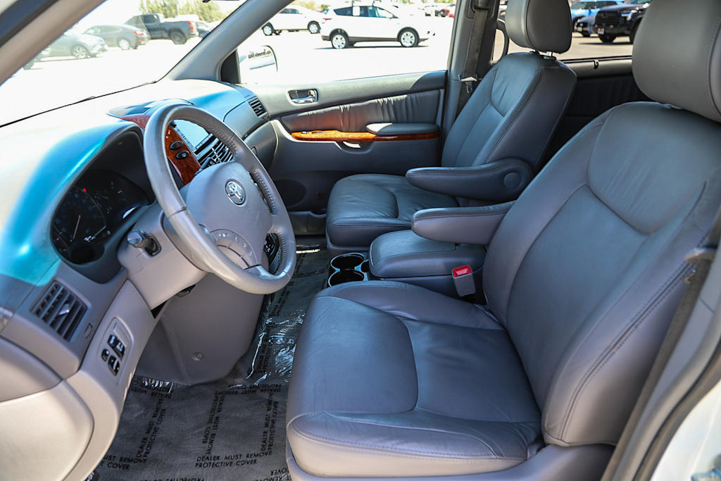 Thumbnail: 2010 Toyota Sienna - 10