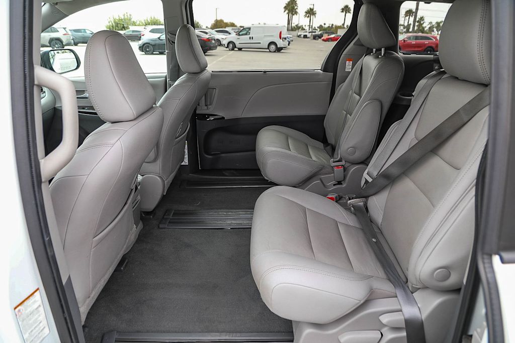 Thumbnail: 2020 Toyota Sienna - 11