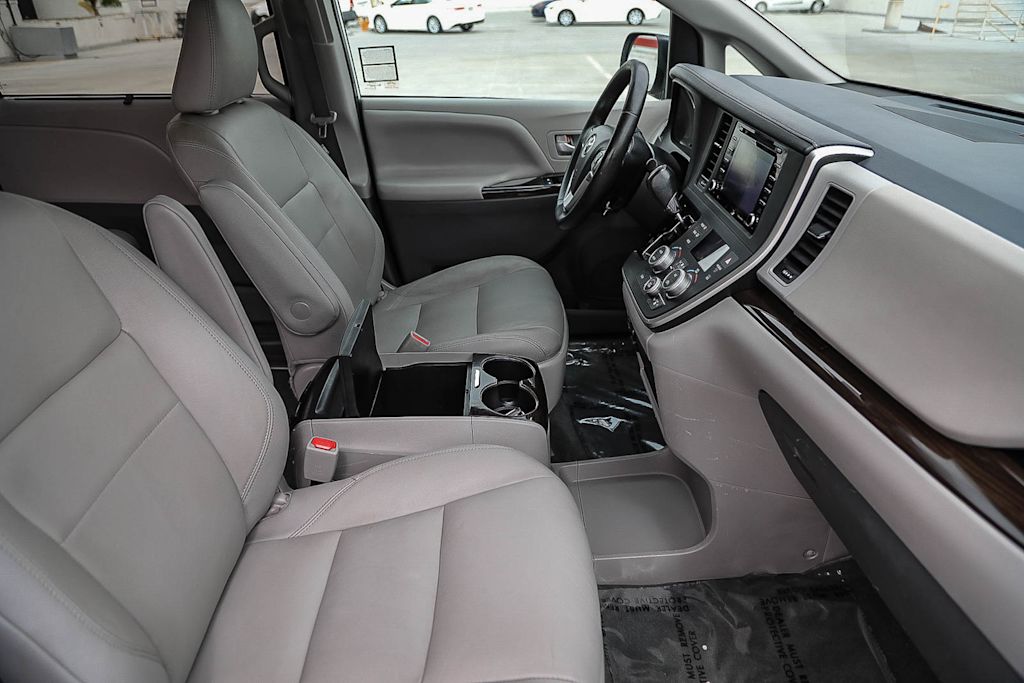 Thumbnail: 2020 Toyota Sienna - 9