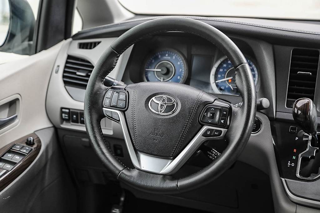 Thumbnail: 2020 Toyota Sienna - 12
