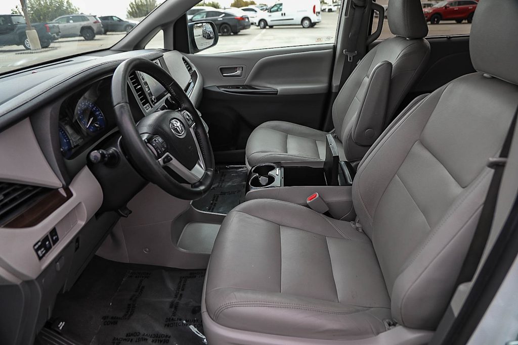 Thumbnail: 2020 Toyota Sienna - 10