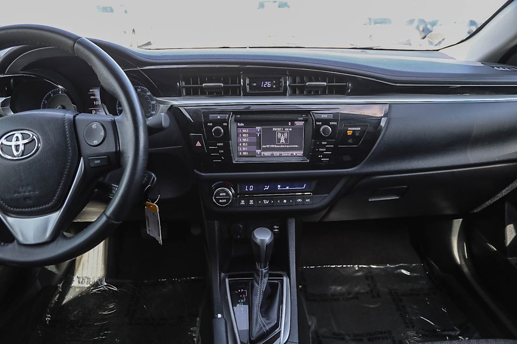 Thumbnail: 2015 Toyota Corolla - 9