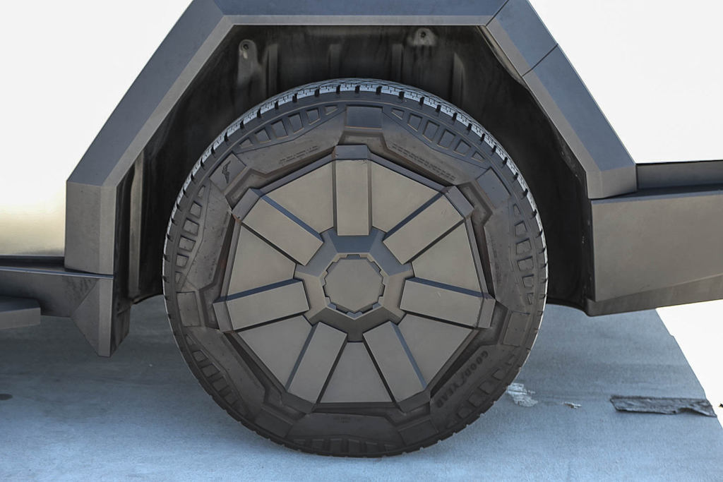 Thumbnail: 2025 Tesla Cybertruck - 17