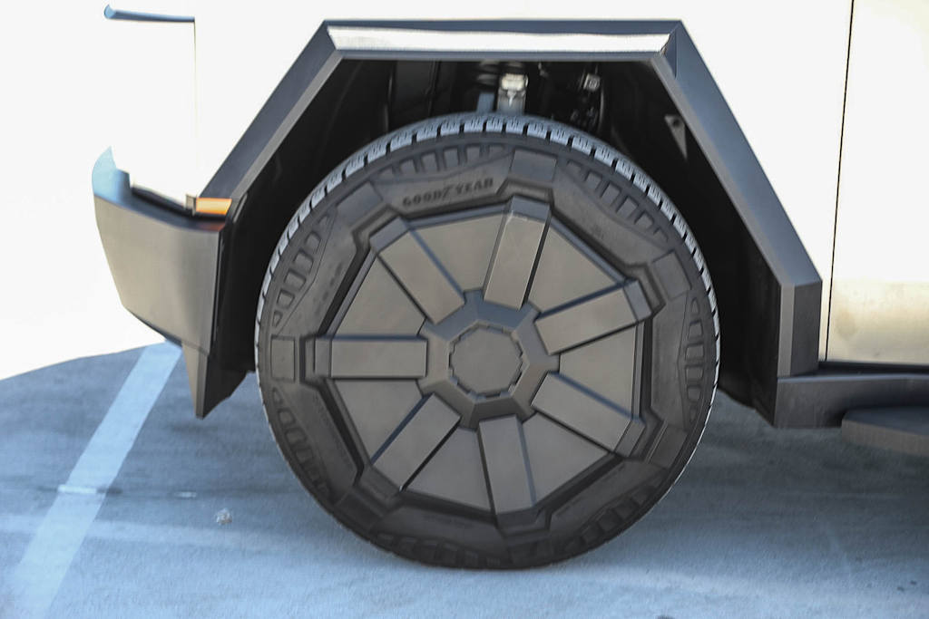 Thumbnail: 2025 Tesla Cybertruck - 6