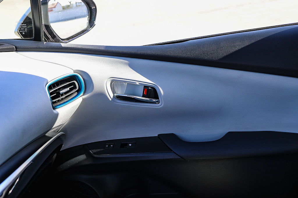 Thumbnail: 2017 Toyota Prius Prime - 22