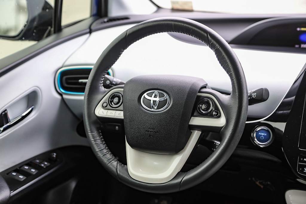 2016 Toyota Prius Three 13