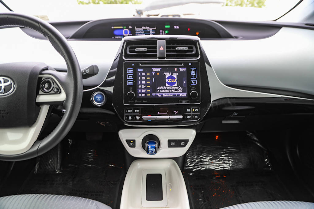 2016 Toyota Prius Three 9