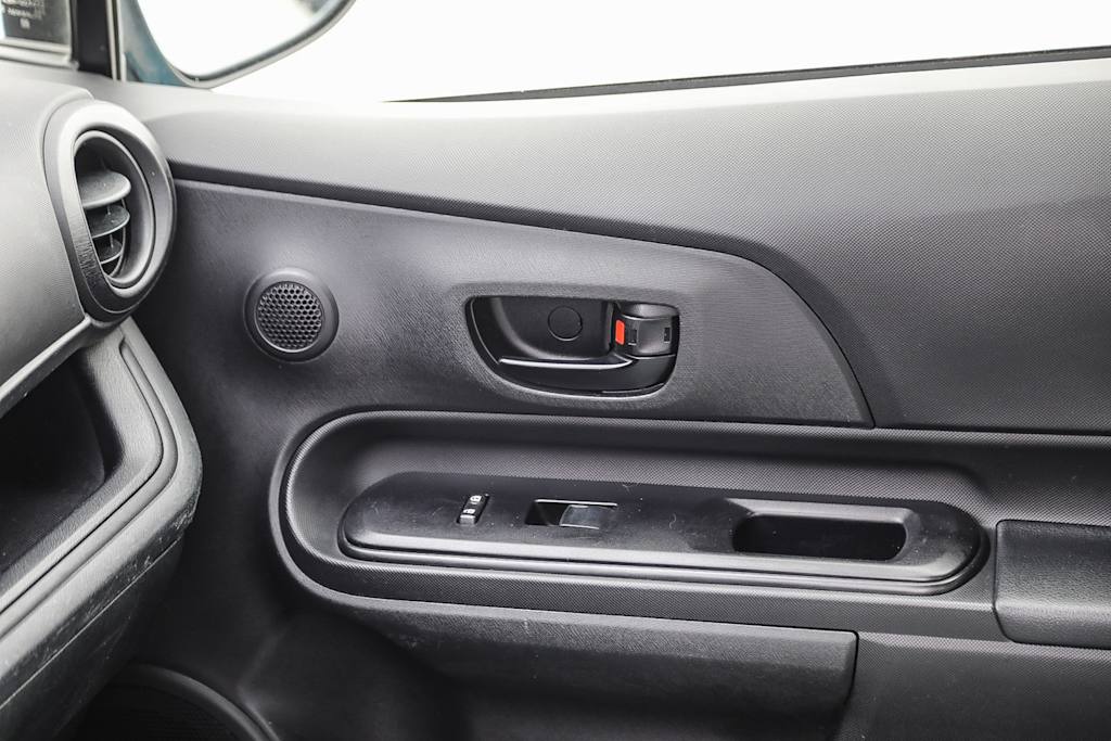 Thumbnail: 2016 Toyota Prius c - 23