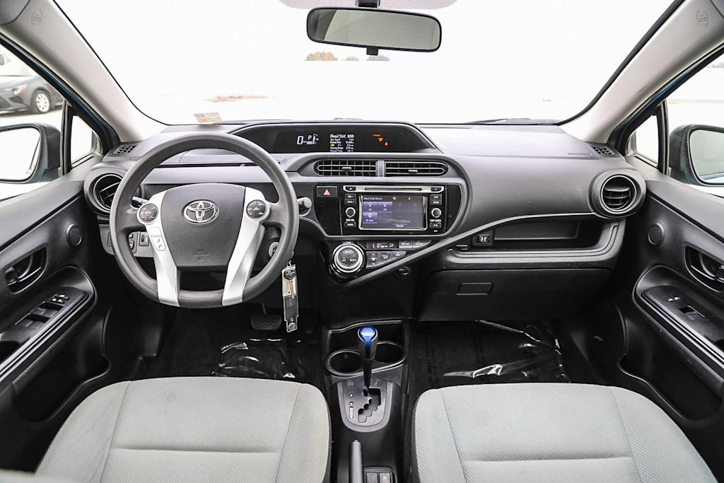 Thumbnail: 2016 Toyota Prius c - 2