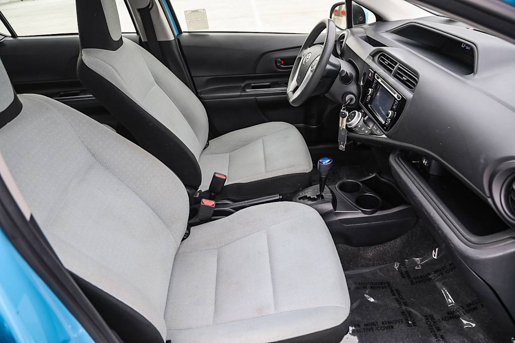 Thumbnail: 2016 Toyota Prius c - 10