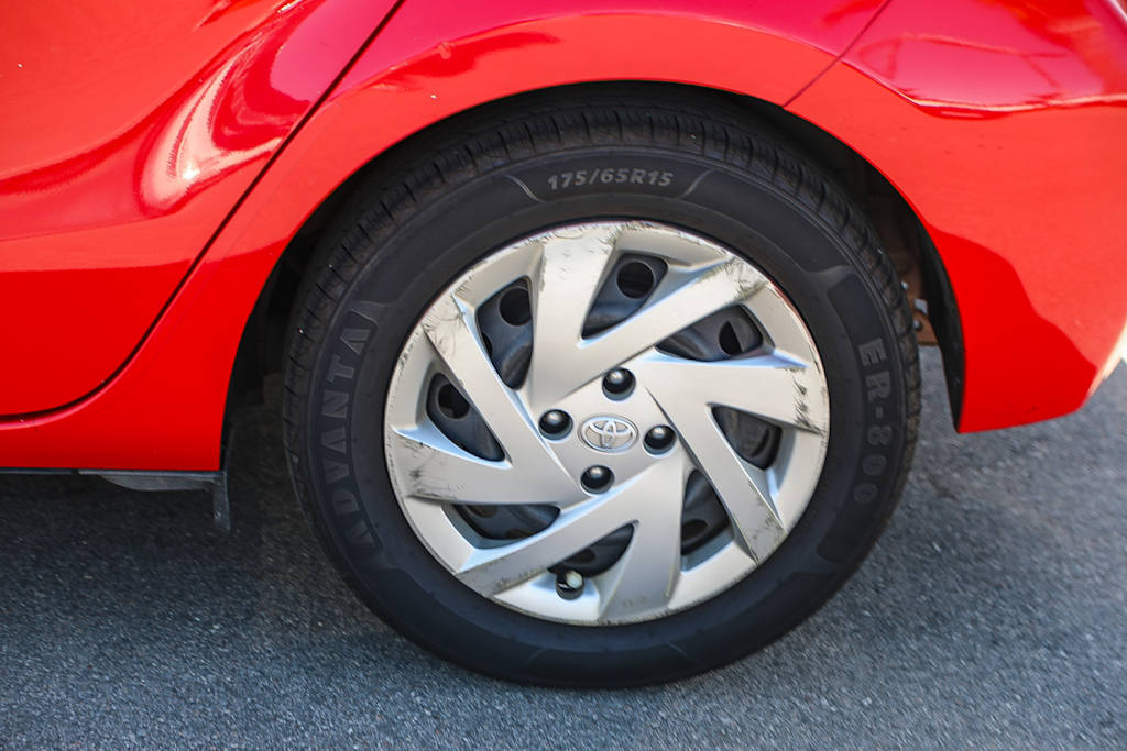 Thumbnail: 2015 Toyota Prius c - 16