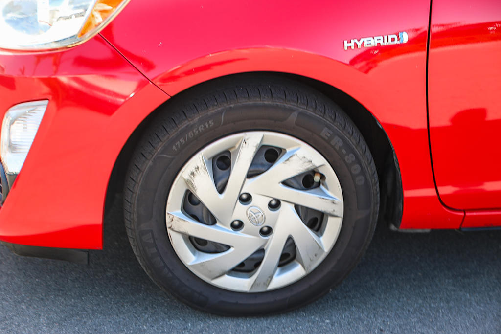 Thumbnail: 2015 Toyota Prius c - 6