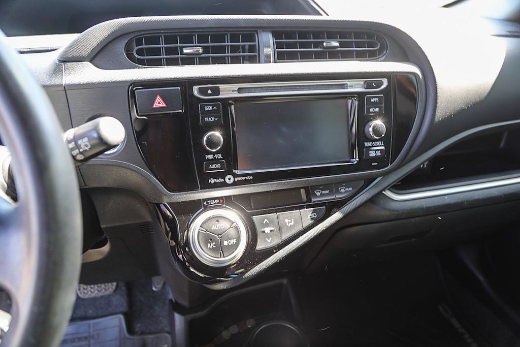Thumbnail: 2015 Toyota Prius c - 10