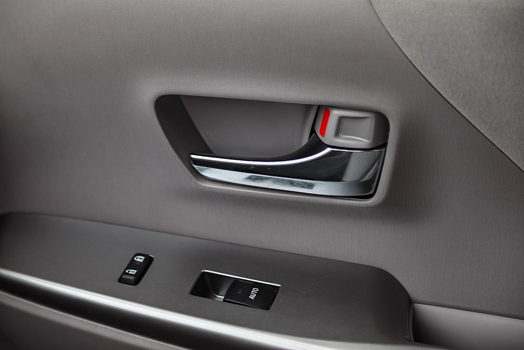 Thumbnail: 2015 Toyota Prius v - 22