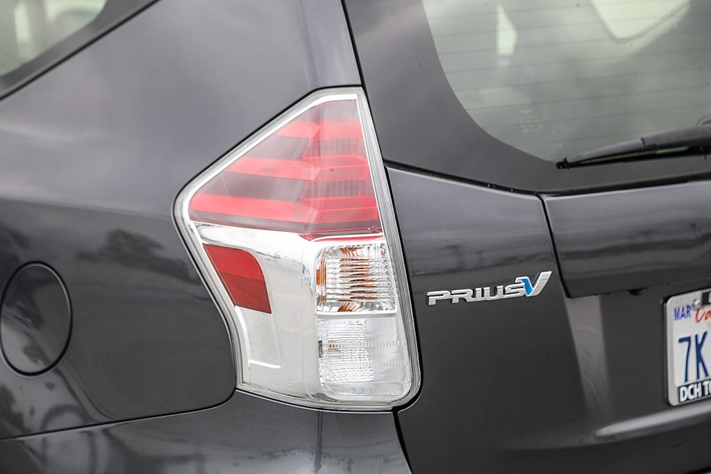 Thumbnail: 2015 Toyota Prius v - 19