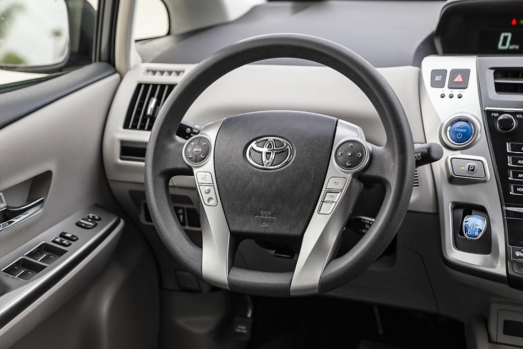Thumbnail: 2015 Toyota Prius v - 12