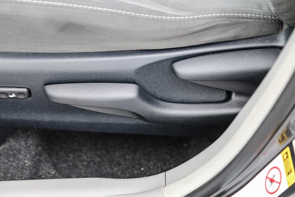 Thumbnail: 2015 Toyota Prius v - 21