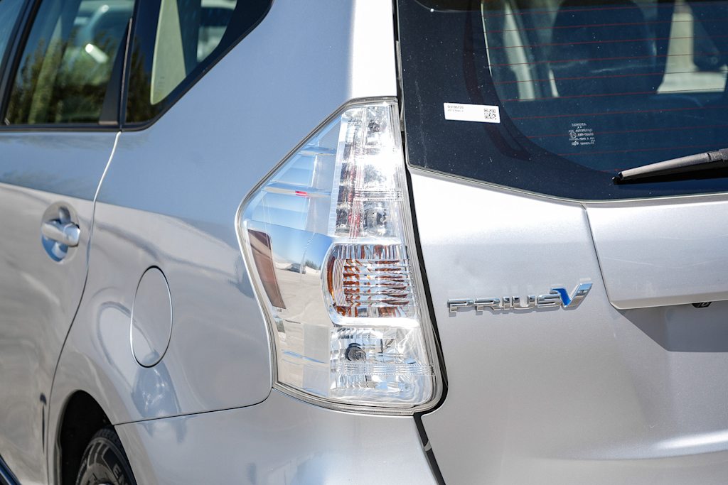 Thumbnail: 2013 Toyota Prius v - 17